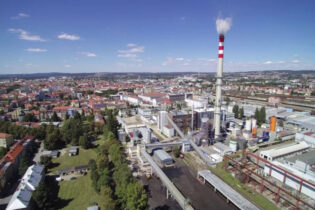 Fosilní paliva v Teplárně České Budějovice postupně končí, pomoci má i parní kotel na spalování dřevní štěpky