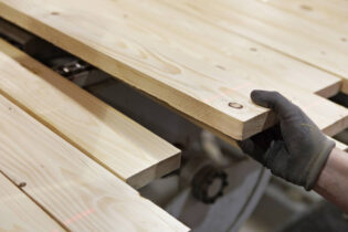 Stora Enso spustila novou linku na výrobu dřevěných panelů