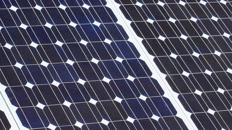 Revoluce ve fotovoltaice s českou stopou: Vědci vyvíjejí ekologické solární články