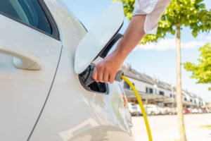 Pouze 29 % Čechů si myslí, že je důležité u nás přejít na elektromobily. Globální průměr přitom dosahuje 58 %